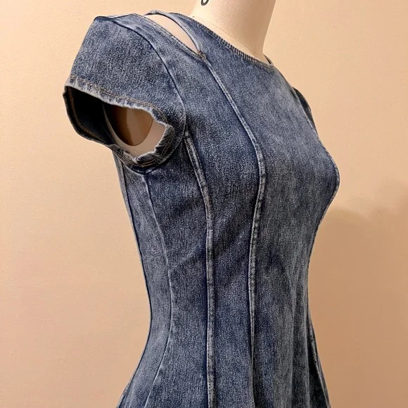 New Guess light denim cut out top - Picture 3 of 5